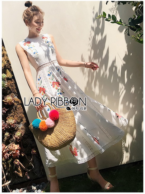 เดรสผ้าเครปสีขาวปักลายตกแต่งลูกไม้