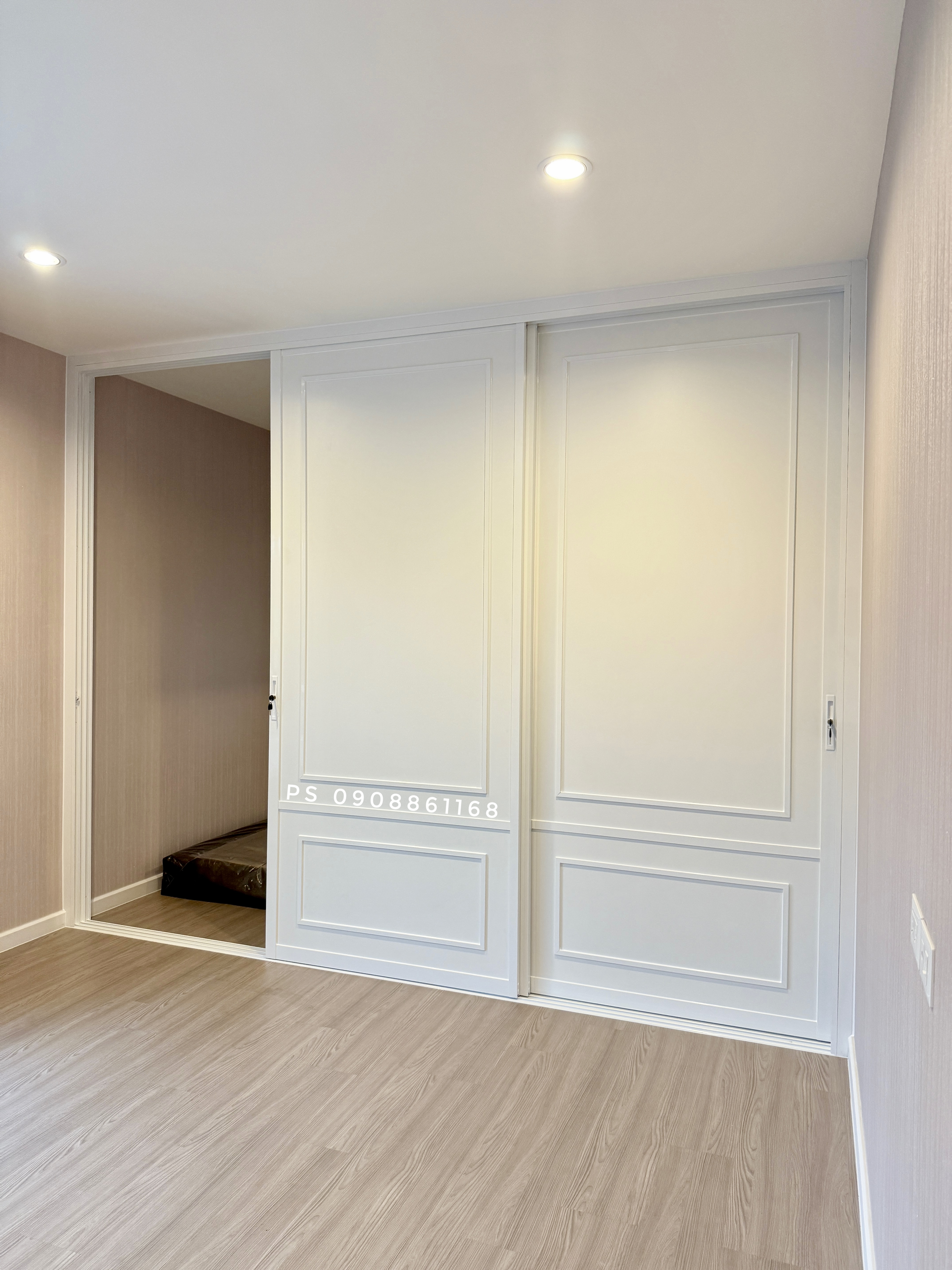 กั้นห้องนอนเสริมฮวงจุ้ยด้วยประตูบานเลื่อนอลูมิเนียมสีขาวแผ่นไม้สีขาวเลื่อนได้อิสระสวยโมเดิร์น