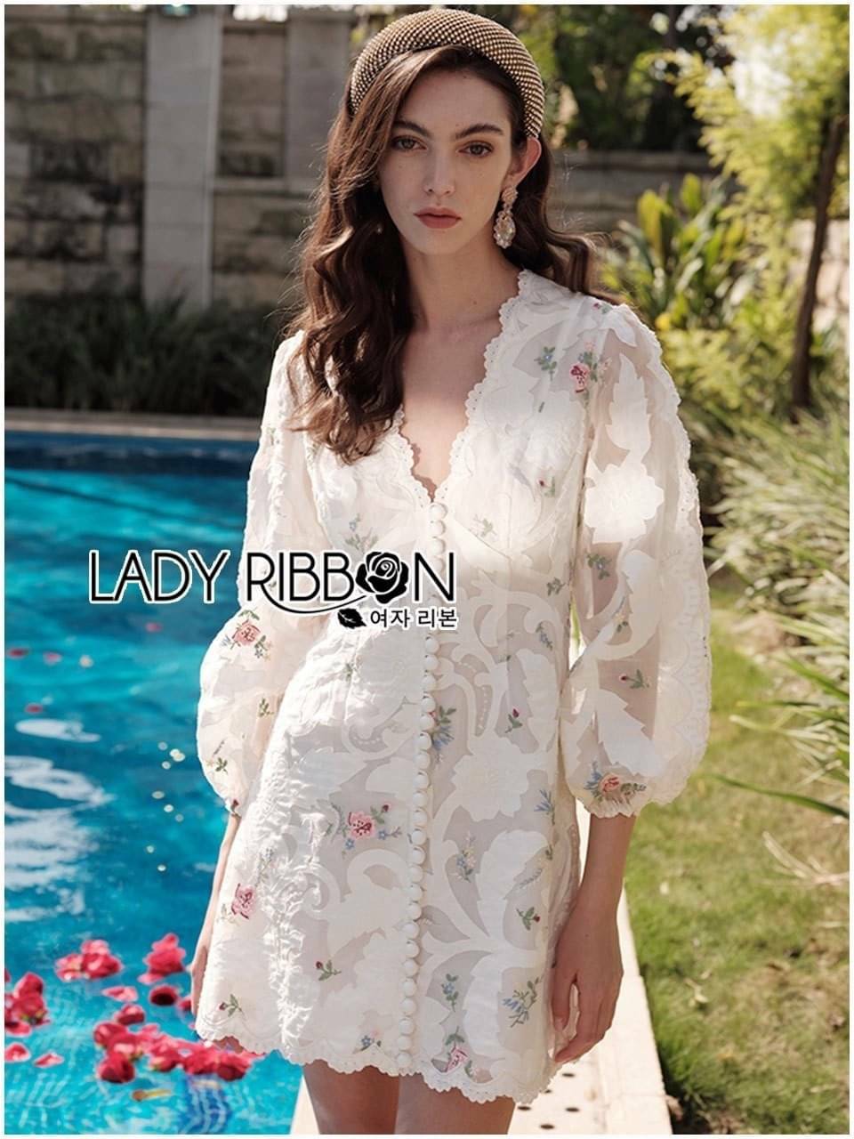 เดรสลูกไม้สีออฟไวท์พิมพ์ลายดอกไม้