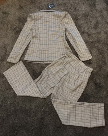 เสื้อสูทกางเกงเอวสูงพร้อมกับเข็มขัด