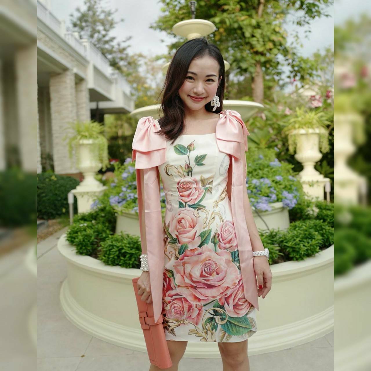 เดรสแต่งไหล่โบว์ยาวลายกุหลาบ