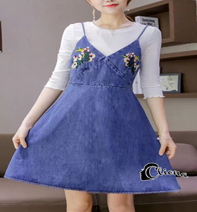 เสื้อยืดคอกลมสีขาวแขน 4 ส่วน