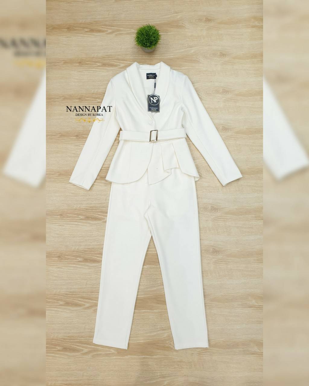 เสื้อกระดุมหน้ามีฟองน้ำที่ไหล่