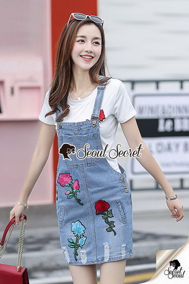 เสื้อสีขาวเอี๊ยมกระโปรงสียีนส์