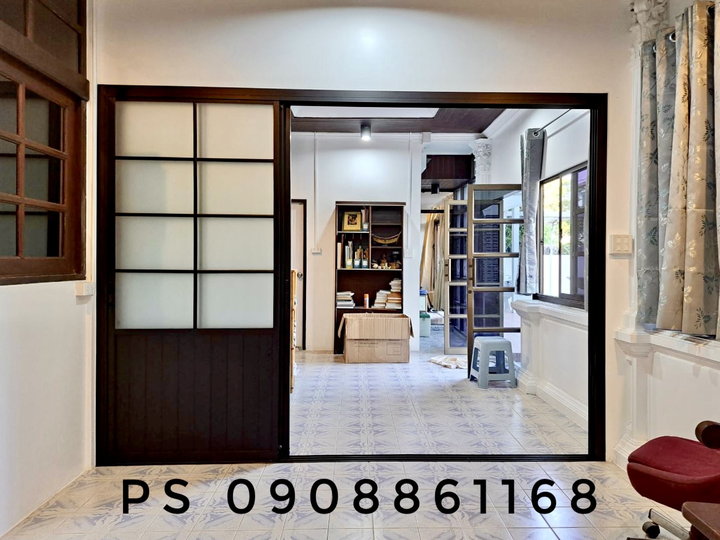 กั้นห้องด้วยประตูบานเลื่อนอลูมิเนียมสีดำกระจกฝ้าลูกฟูกด้านล่างคาดลายลูกฟัก