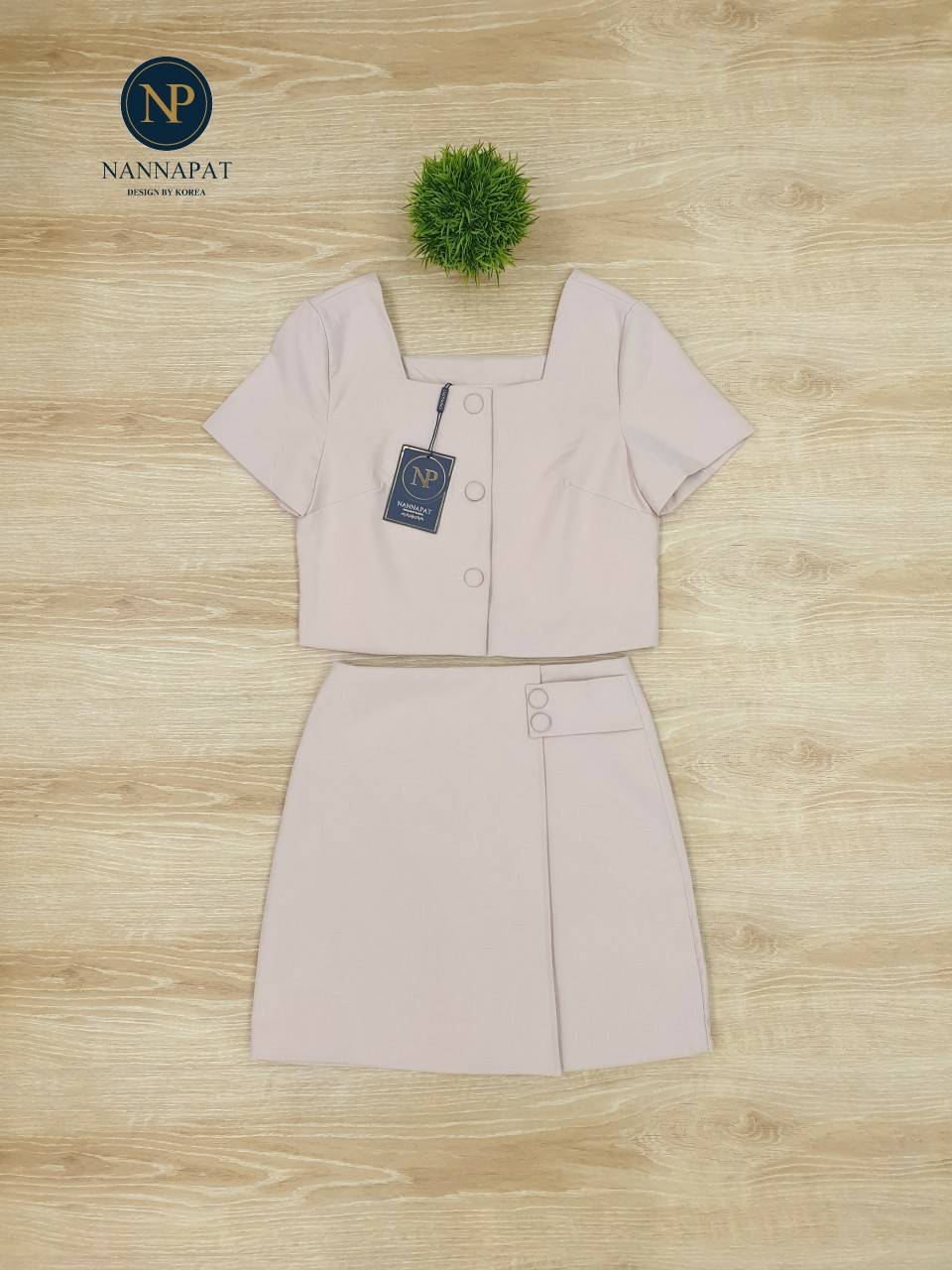 เสื้อกระดุมหน้า กระโปงไม่สั้นมาก