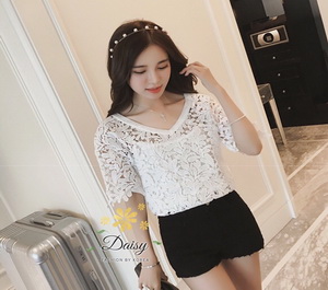 เสื้อคอ V ผ้าลูกไม้แฟชั่นสีขาว