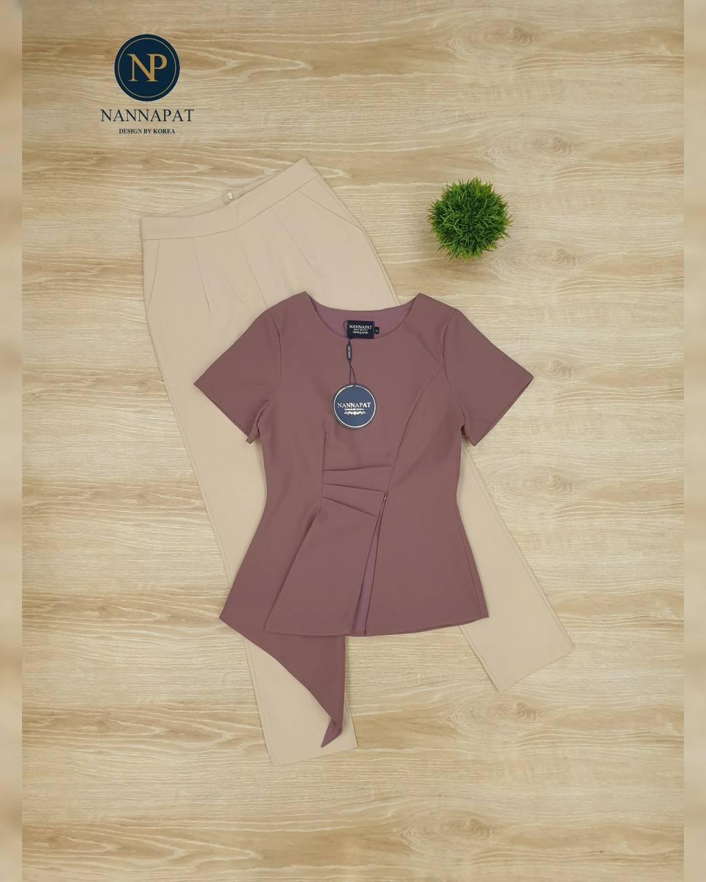 เสื้อเป็นซิปหน้ากางเกงเข้ารูป