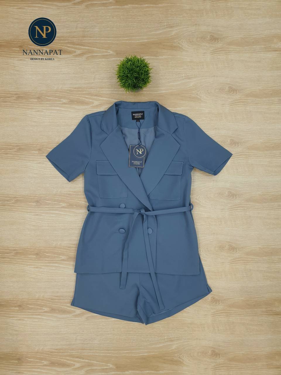 เสื้อคอปกกระดุมหน้าสีฟ้าคราม