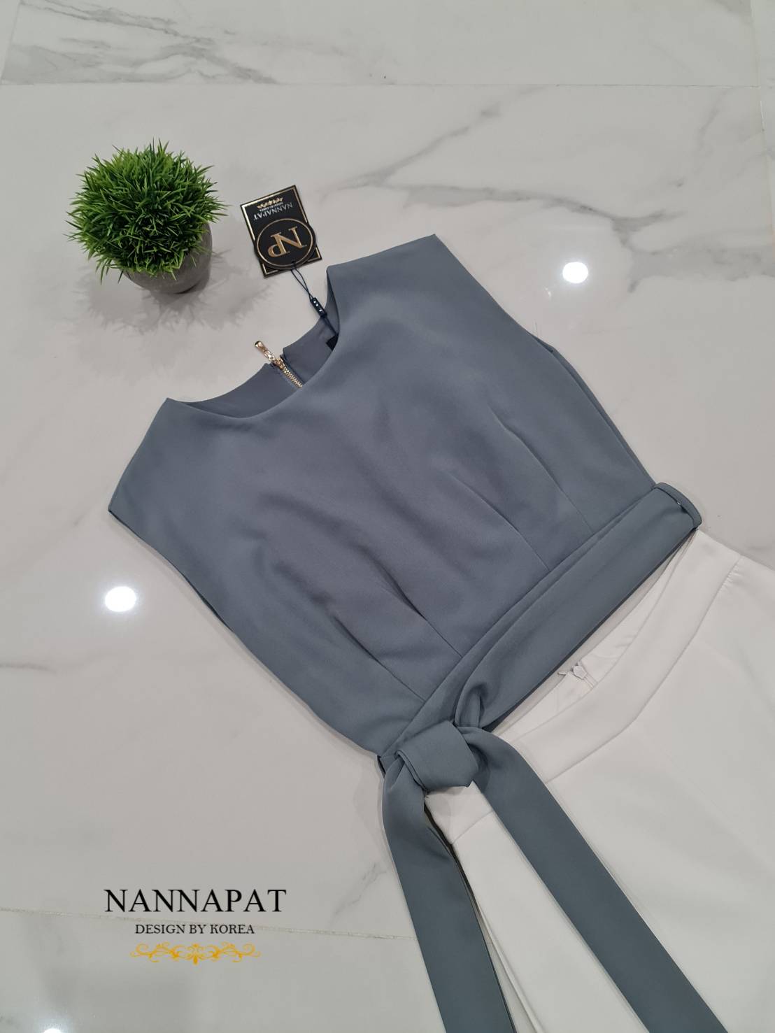 เสื้อแขนกุด ซิปหลัง จับจีบหน้า กางเกงมีกระเป๋าข้าง