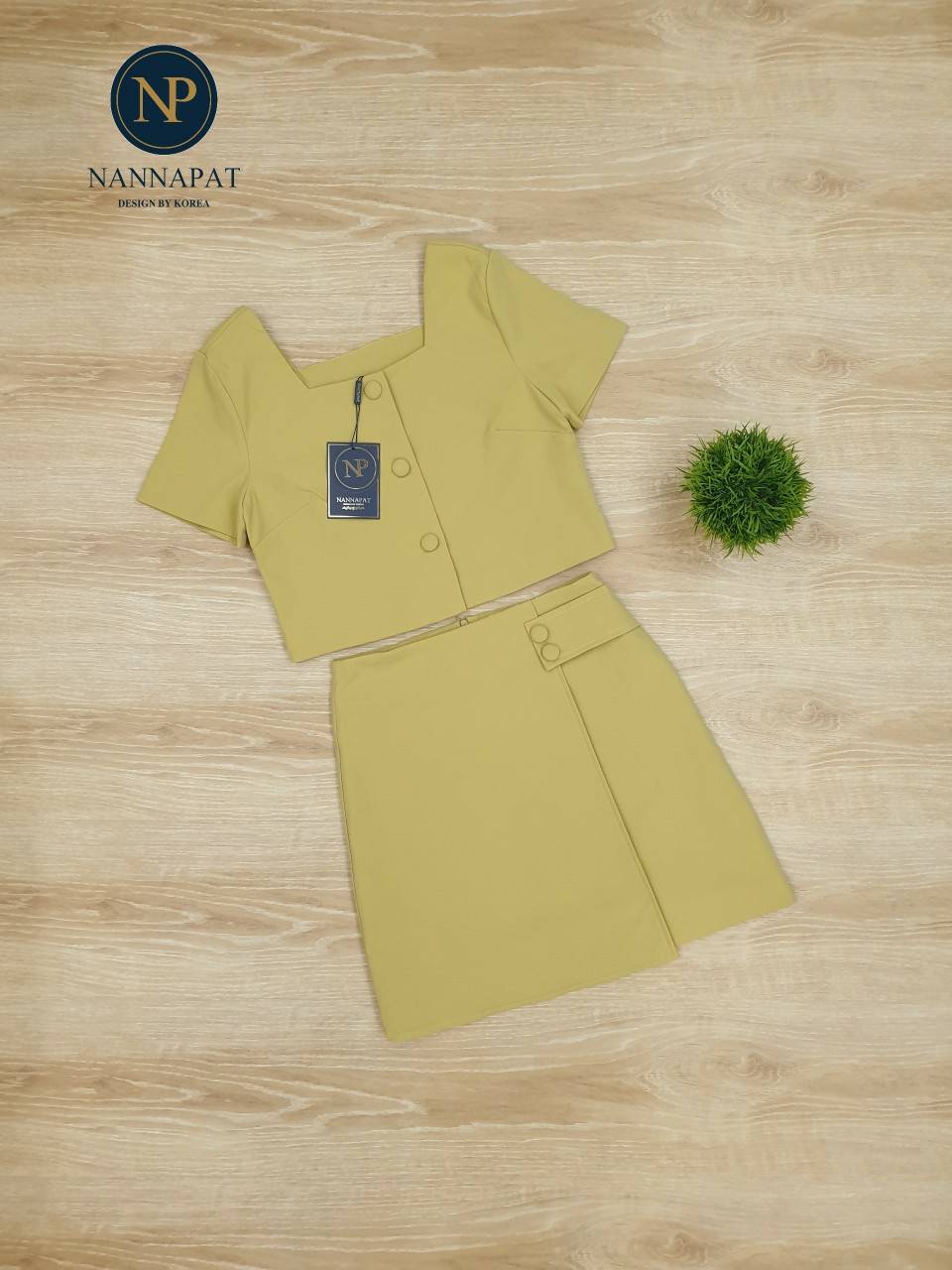 เซทสีเหลืองเสื้อกระดุมหน้า