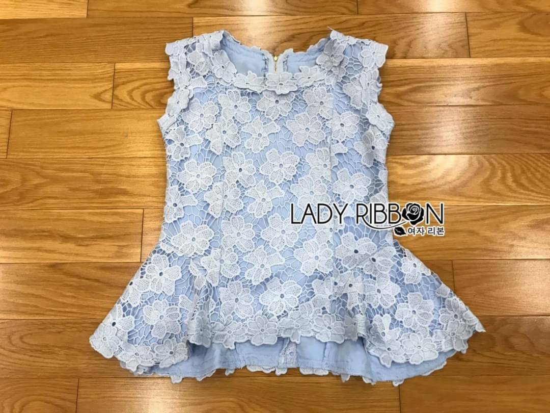 เสื้อแขนกุดคอสูงผ้าลูกไม้สีฟ้าตกแต่งชาย