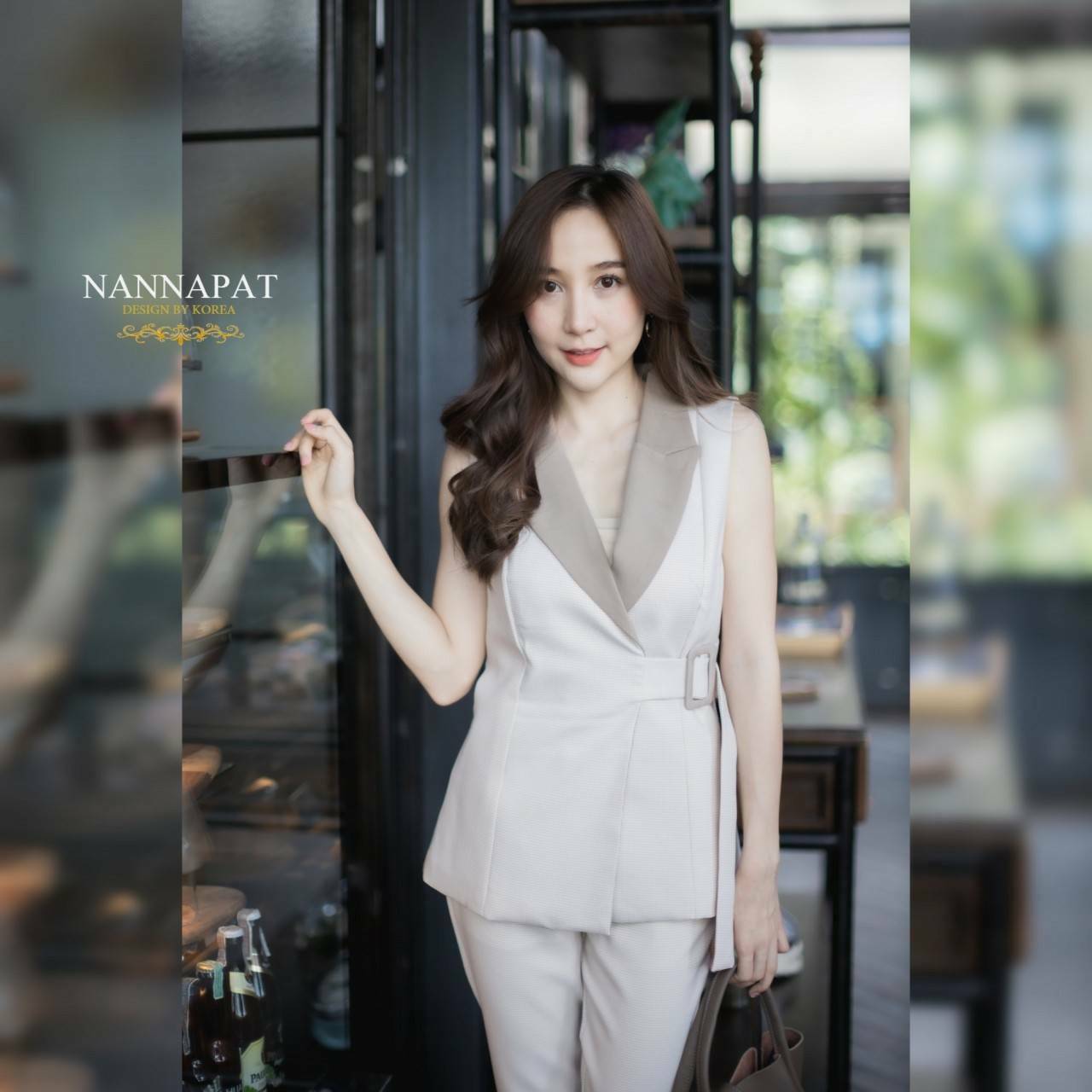 เสื้อสูทแขนกุดติดเข็มขัด