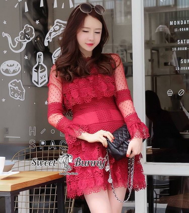 ชุดเดรสลูกไม้กระโปรงระบาย