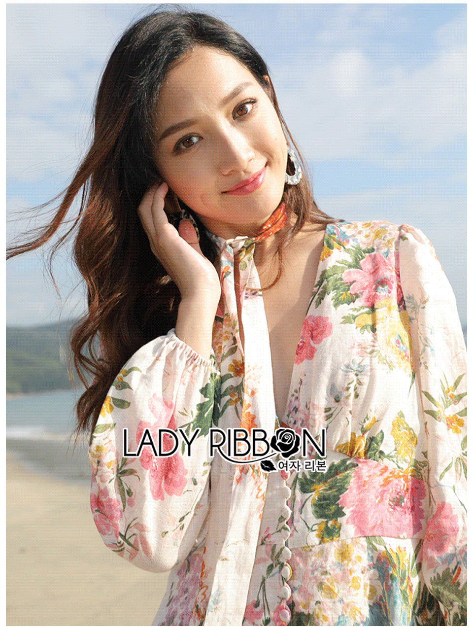 เดรสผ้าชีฟองสีขาวพิมพ์ลายดอกไม้สีสดใสสไตล์ซัมเมอร์