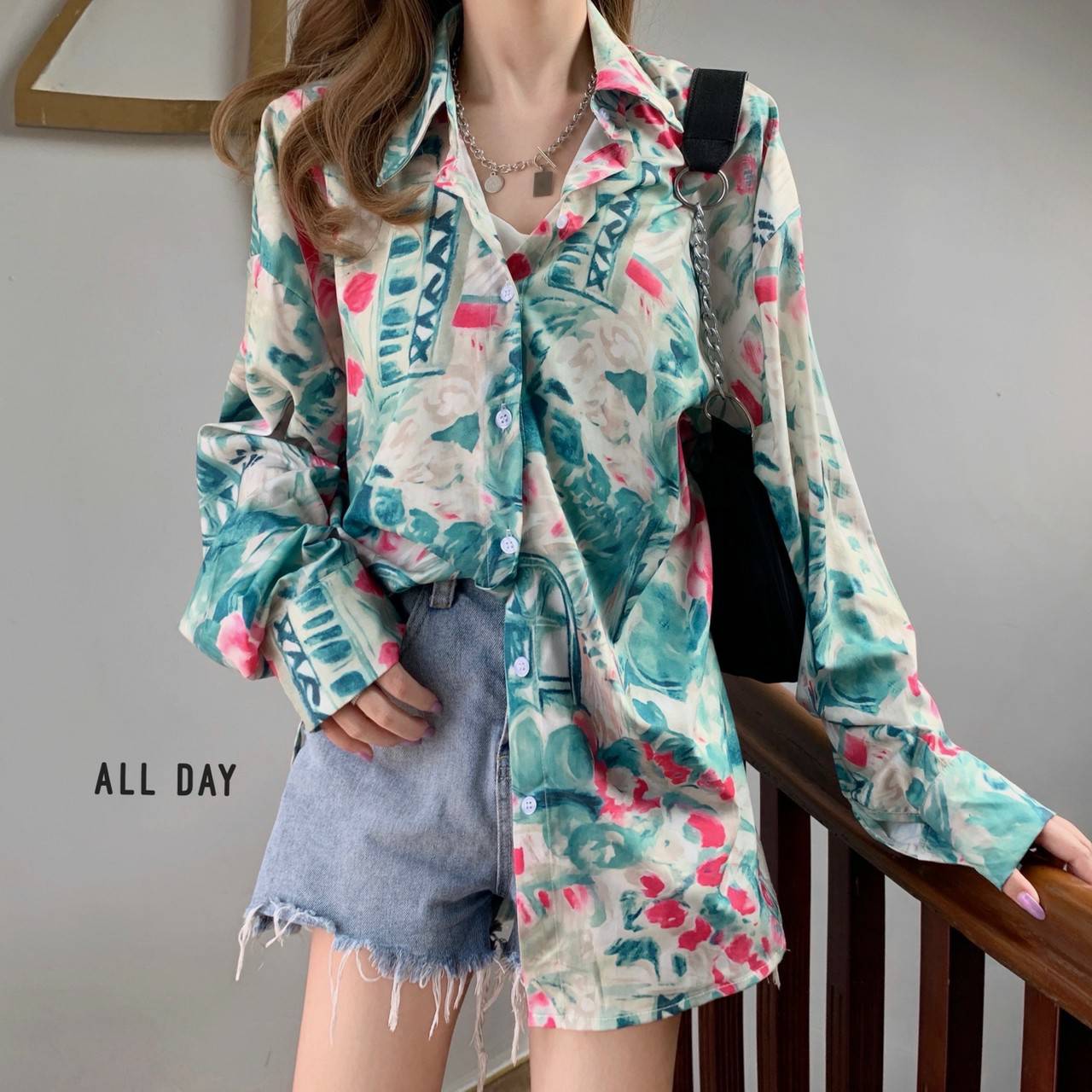 เชิ้ตทรง oversize ปริ้นท์ลายกราฟฟิก