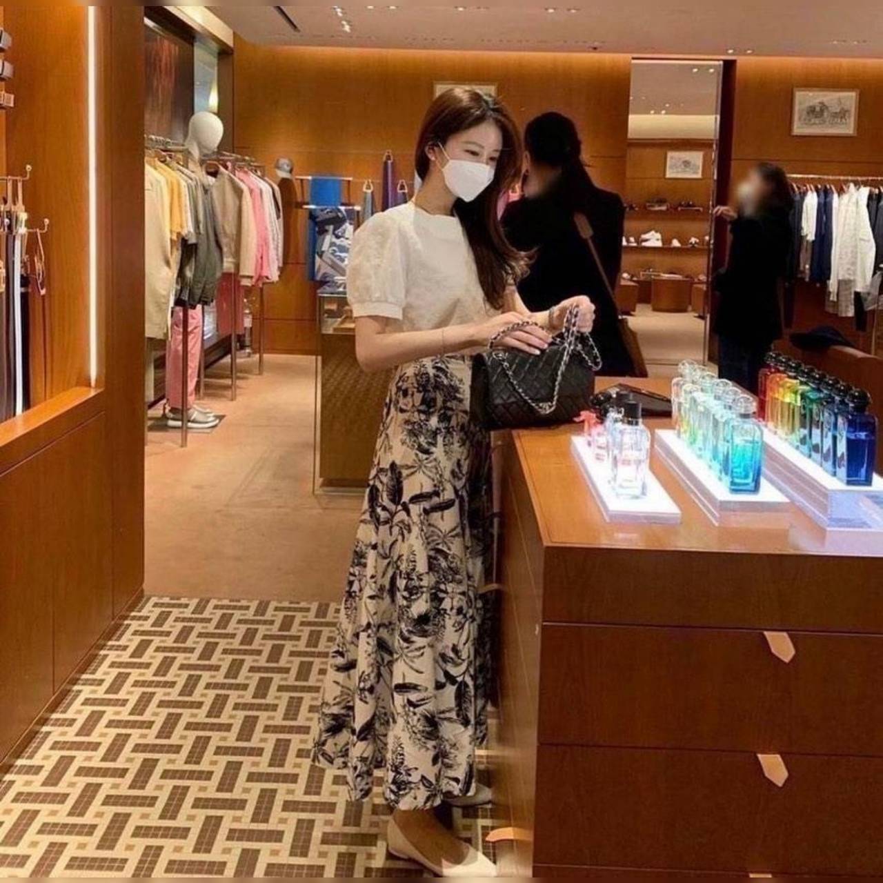 เสื้อผ้าลายดอกนูนลายกราฟฟิก