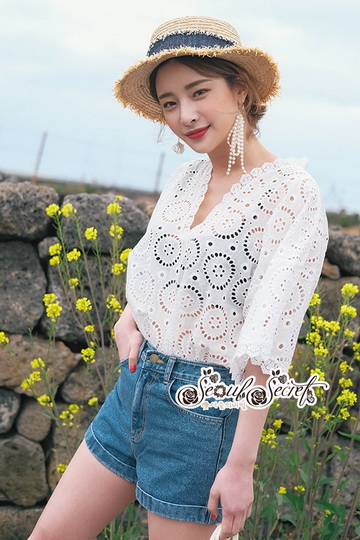 เสื้อสีขาวปักลายฉลุวงกลม