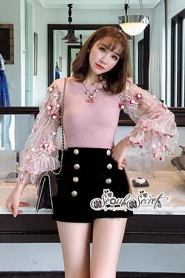 ผ้าไหมสีชมพูคอกลมผ้ายืดเเขนเสื้อเป็นเนื้อผ้าชีฟองแบบโปร่งผ้ารูตาข่าย