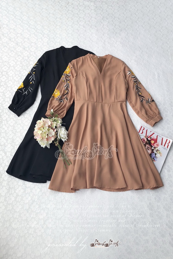 เสื้อทรงคอวี รุ่นนี้มี2สีนะคะ สีดำครีม