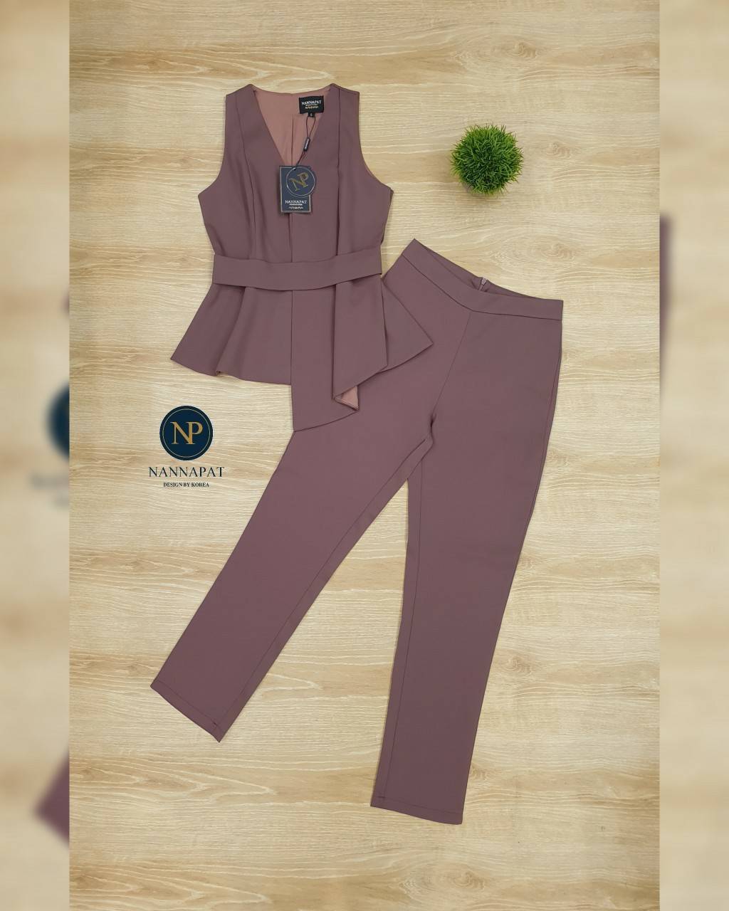 เสื้อแขนกุดซิปหลังแต่งระบาย