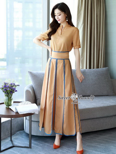 ผ้าสีพื้น เสื้อคอกลม ผ่าอกด้านหน้าเป็นตัววี กางเกงเอวสูง