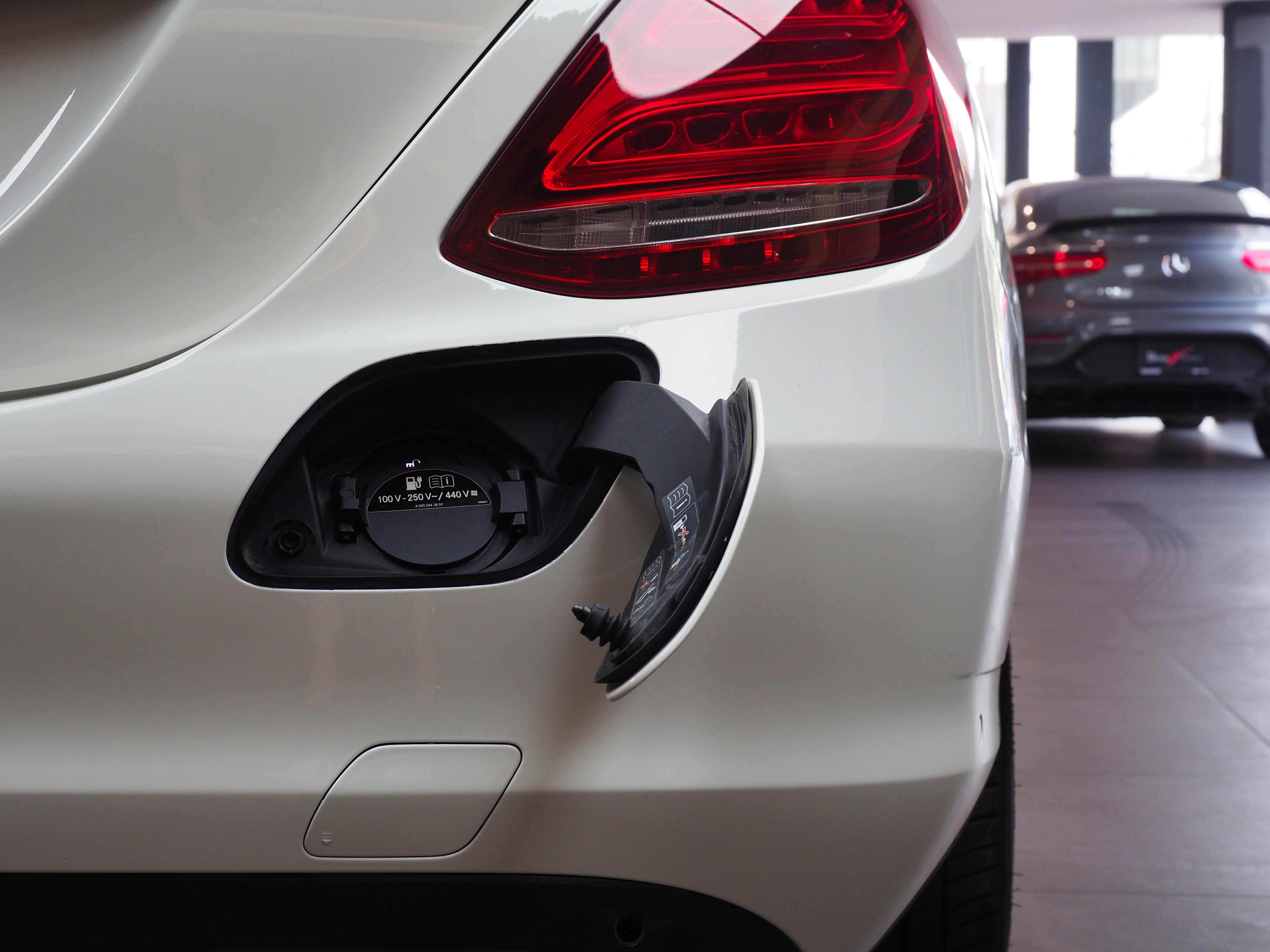 จองแล้ว C350e Avantgarde Plug in Hybrid W205