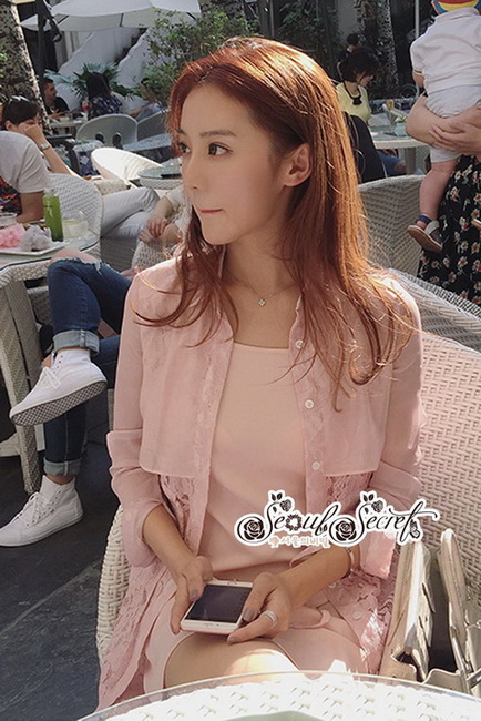 เดรสเชิ้ตโทนสีขาวคลาสสิคเรียบหรูกับโทนสีชมพูหวานๆ