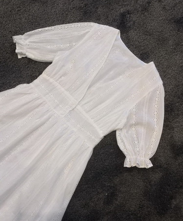 เดรสลูกไม้สีขาว คอวี แขนจั๊ม