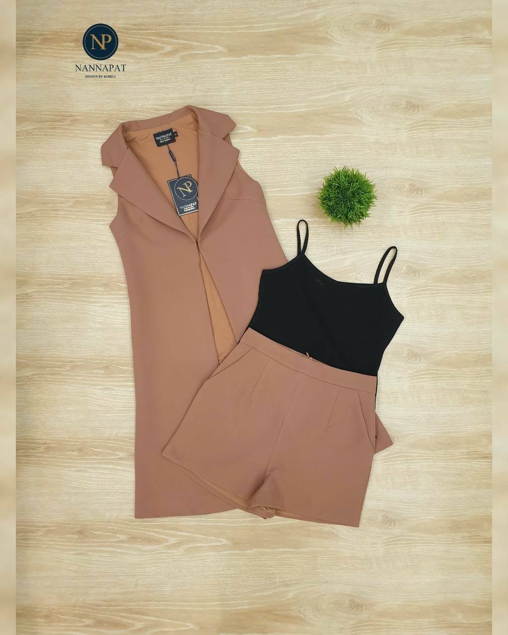 เสื้อคลุมยาวมาพร้อมเสื้อยืดสายเดี่ยว