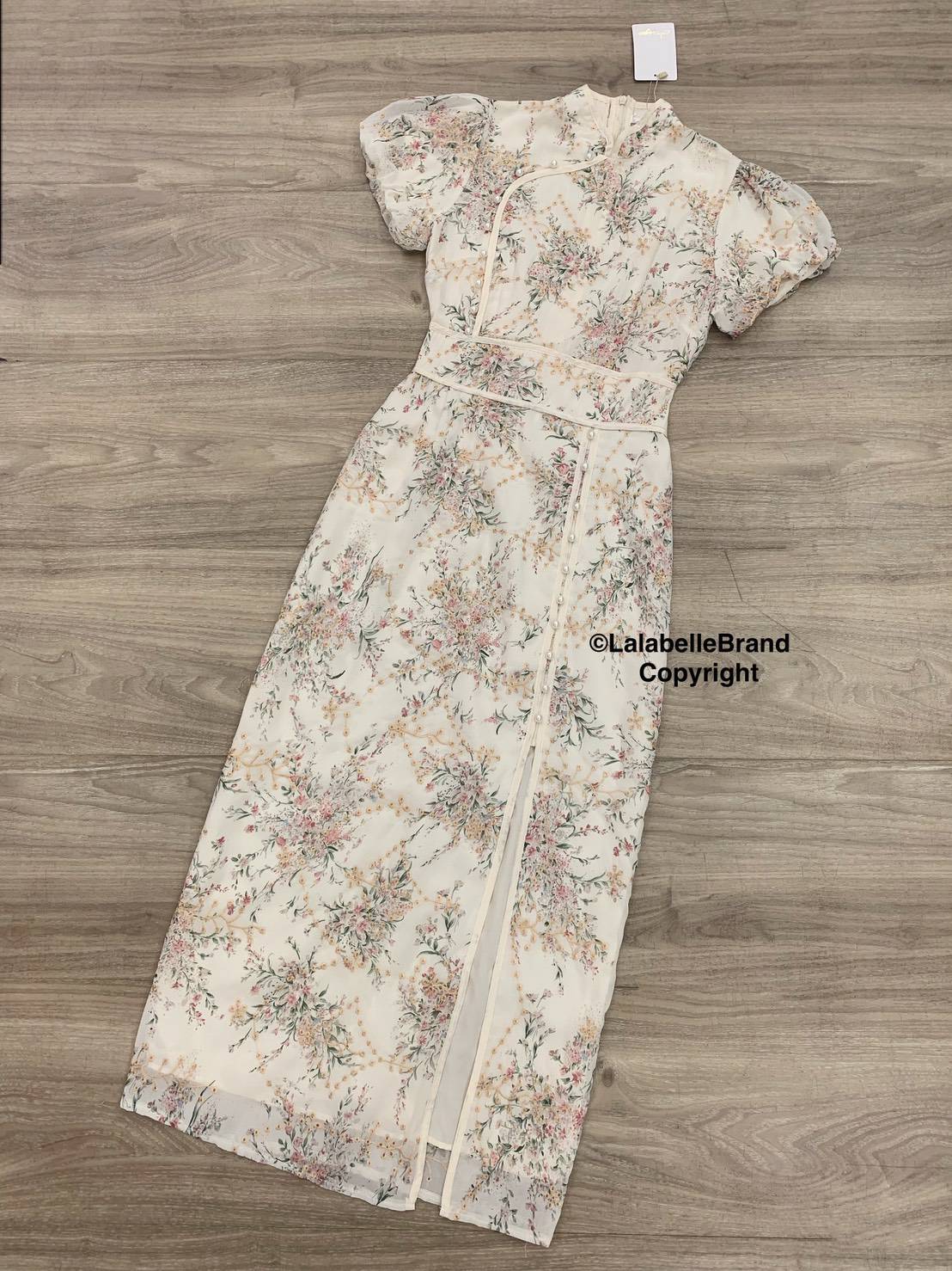 กี่เพ้าลูกไม้ปักดิ้นทองลายดอกไม้