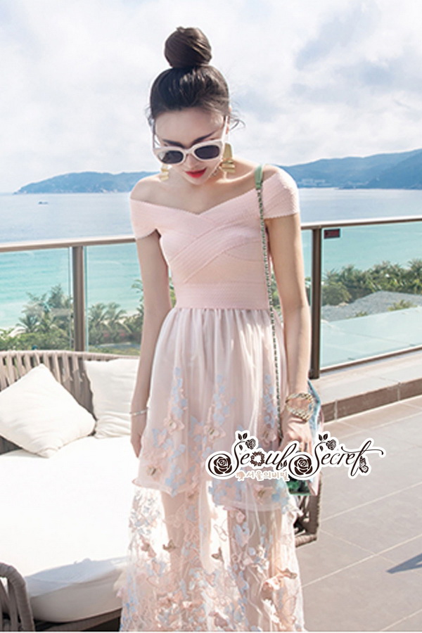 แม็กซี่เดรสสวยหรูมีระดับ เป็นเดรสทรงคอปาดแขนล้ำ