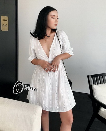 เดรสลูกไม้สีขาว คอวี แขนจั๊ม