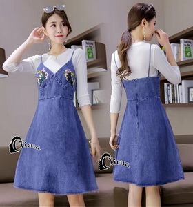 เสื้อยืดคอกลมสีขาวแขน 4 ส่วน