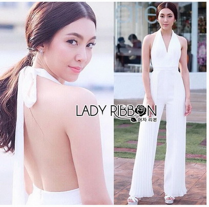 จัมป์สูทสีขาวทรงผูกคอตกแต่งผ้าพลีต