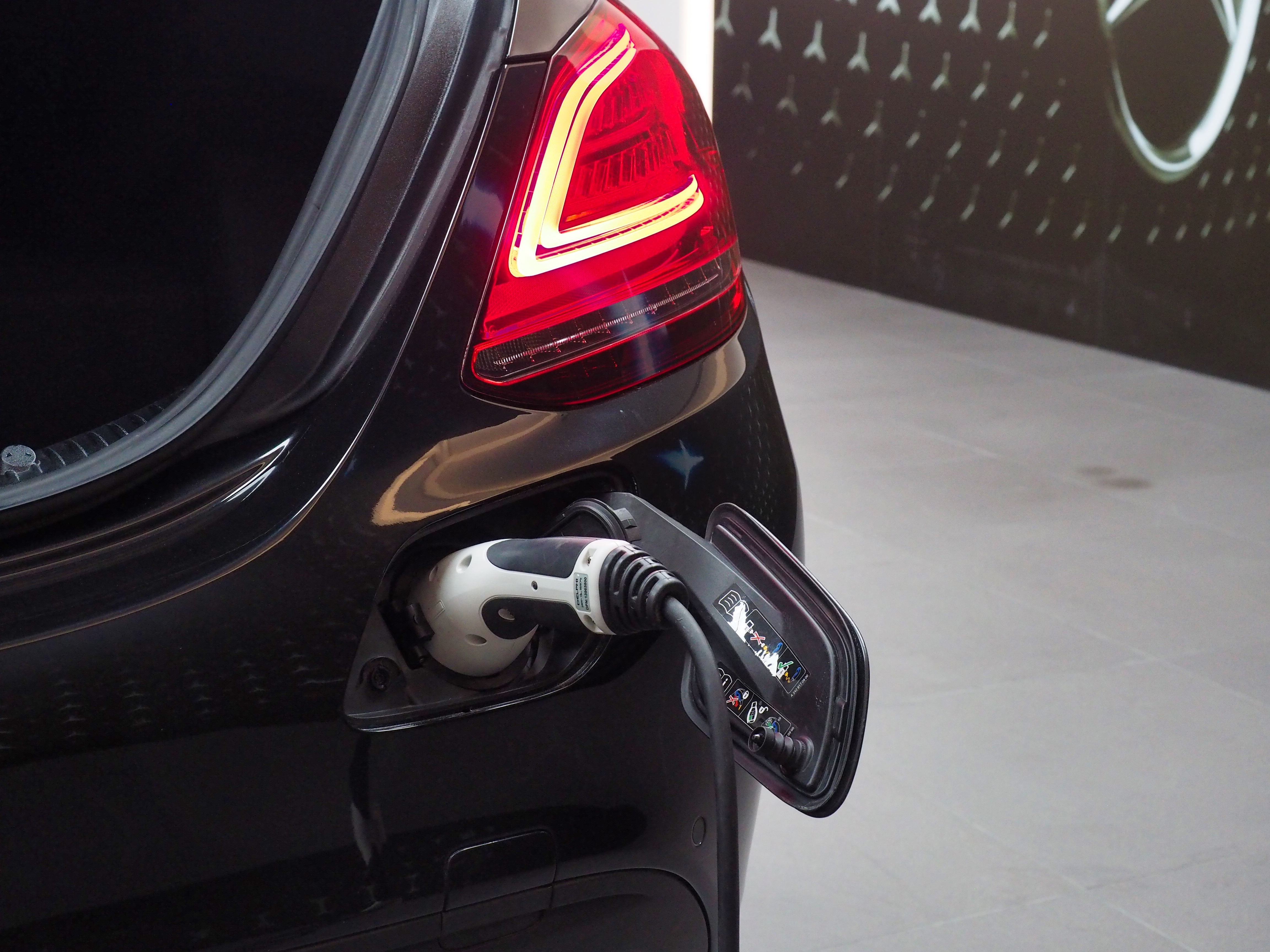 จองแล้ว C300e Plug in Hybrid AMG W205