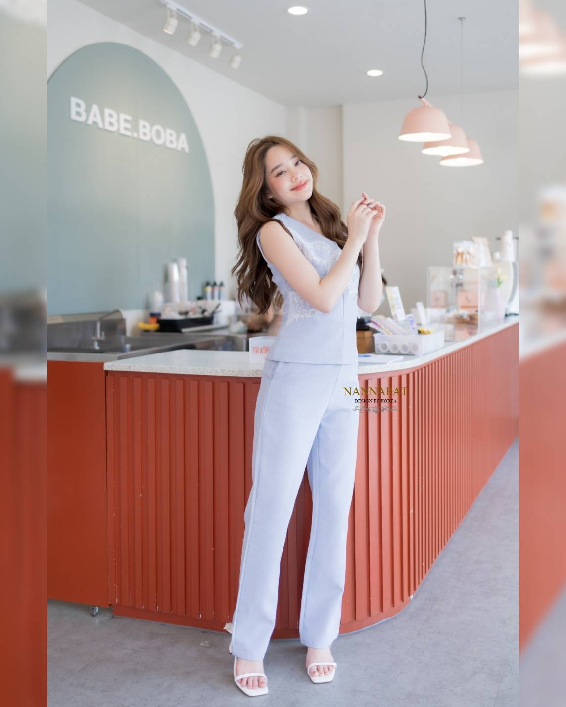 เสื้อซิปหลัง แต่งด้วยผ้าลูกไม้ กางเกงทรงสวยเป๊ะ