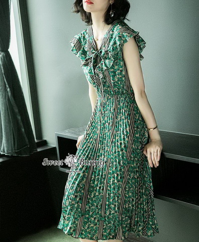 ชุดเดรสเกาหลีผ้าเนื้อดีนุ่มมีน้ำหนัก ผ้าพื้นสีครีม