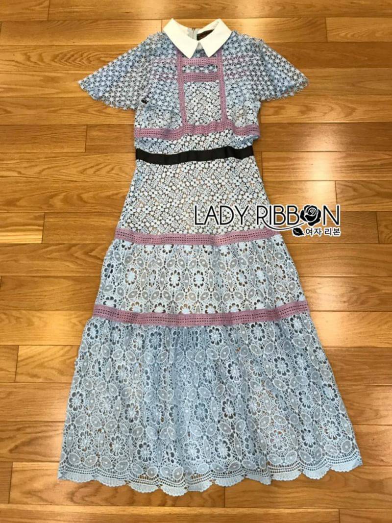 เดรสมีปกผ้าลูกไม้สีฟ้าตกแต่งแถบสีชมพู