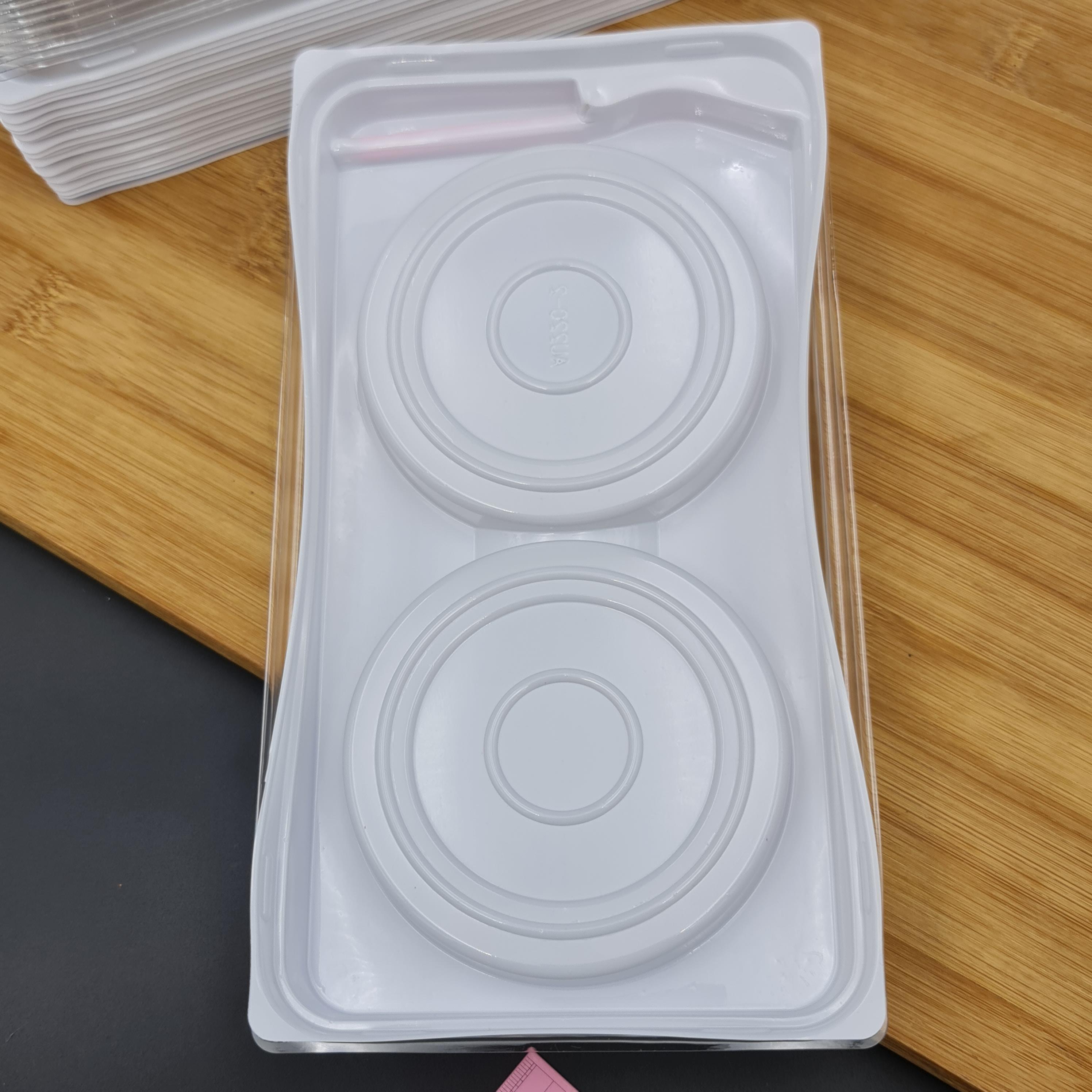 กล่องเบเกอรี่ 2ช่องกลม+ส้อมชมพู 20ชุด ตำหนิตามภาพ2 บรรจุภัณฑ์ เบเกอรี่ พลาสติกฐานขาวฝาใส bbpo j12