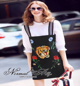 เอี้ยมปักงานสวยเก๋ค่ะ ใส่คู่กับเสื้อชีฟองคัตติ้งเก๋