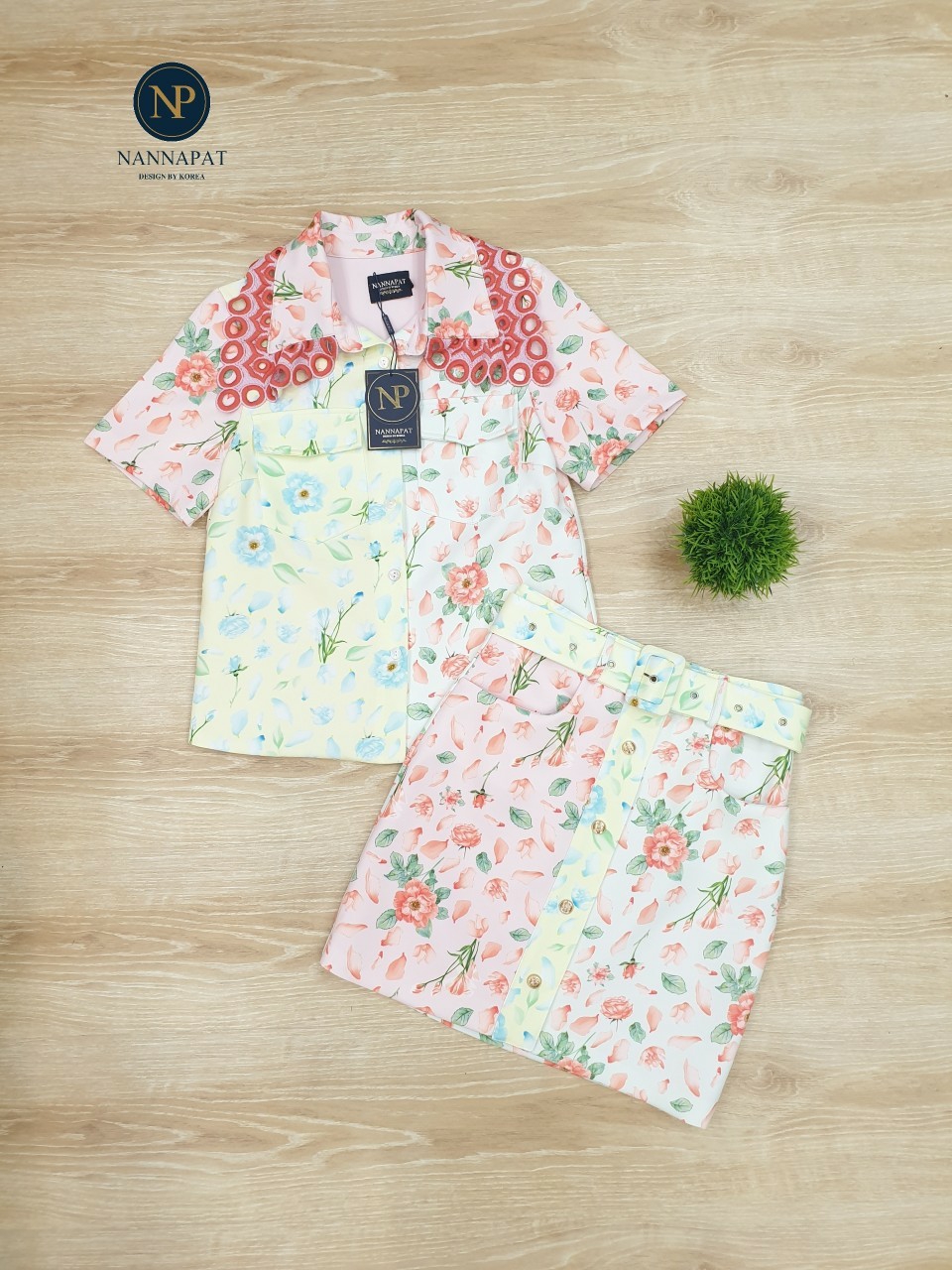 เสื้อกระดุมหน้า แต่งปกคอด้วยผ้าปัก