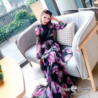 ผ้าพื้นสีดำพิมพ์ลายดอกทิวลิปสีม่วง