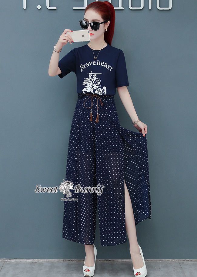 เสื้อเป็นผ้ายืดสีน้ำเงินเนื้อดีผ้านุ่มใส่สบาย