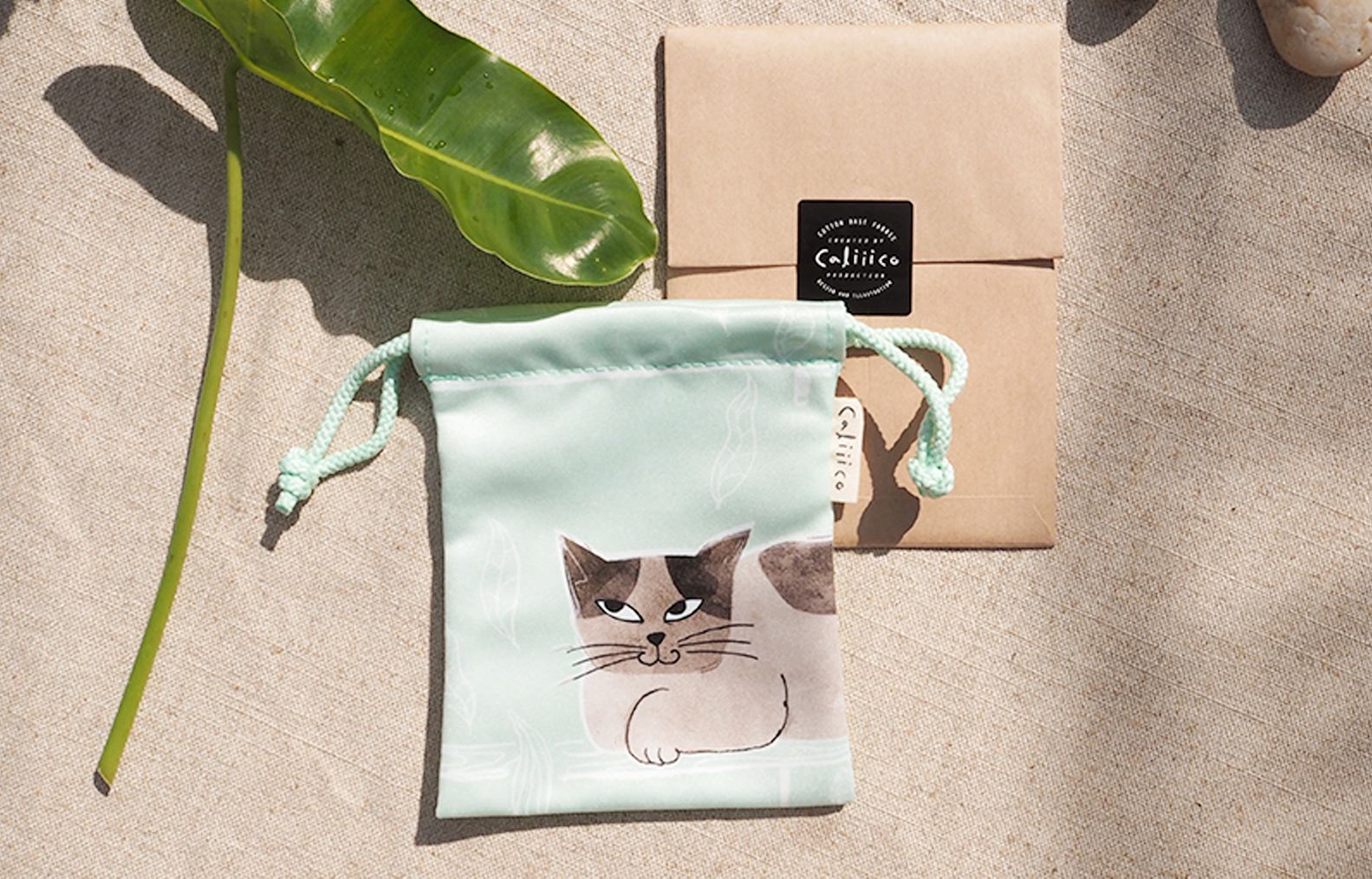 ถุงผ้าหูรูดซาติน ลายแมวมองกัน Smallbag Satin print with two cats