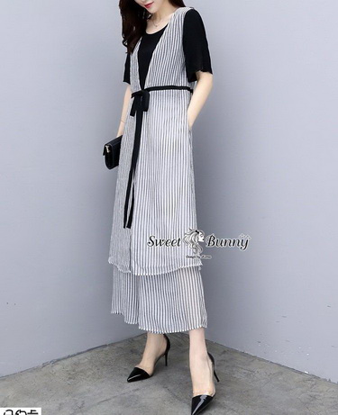 ผ้ายืดสีดำเนื้อนุ่ม ด้านนอกผ้าลายริ้วแขนกุด เป็นเสื้อคลุมยาว