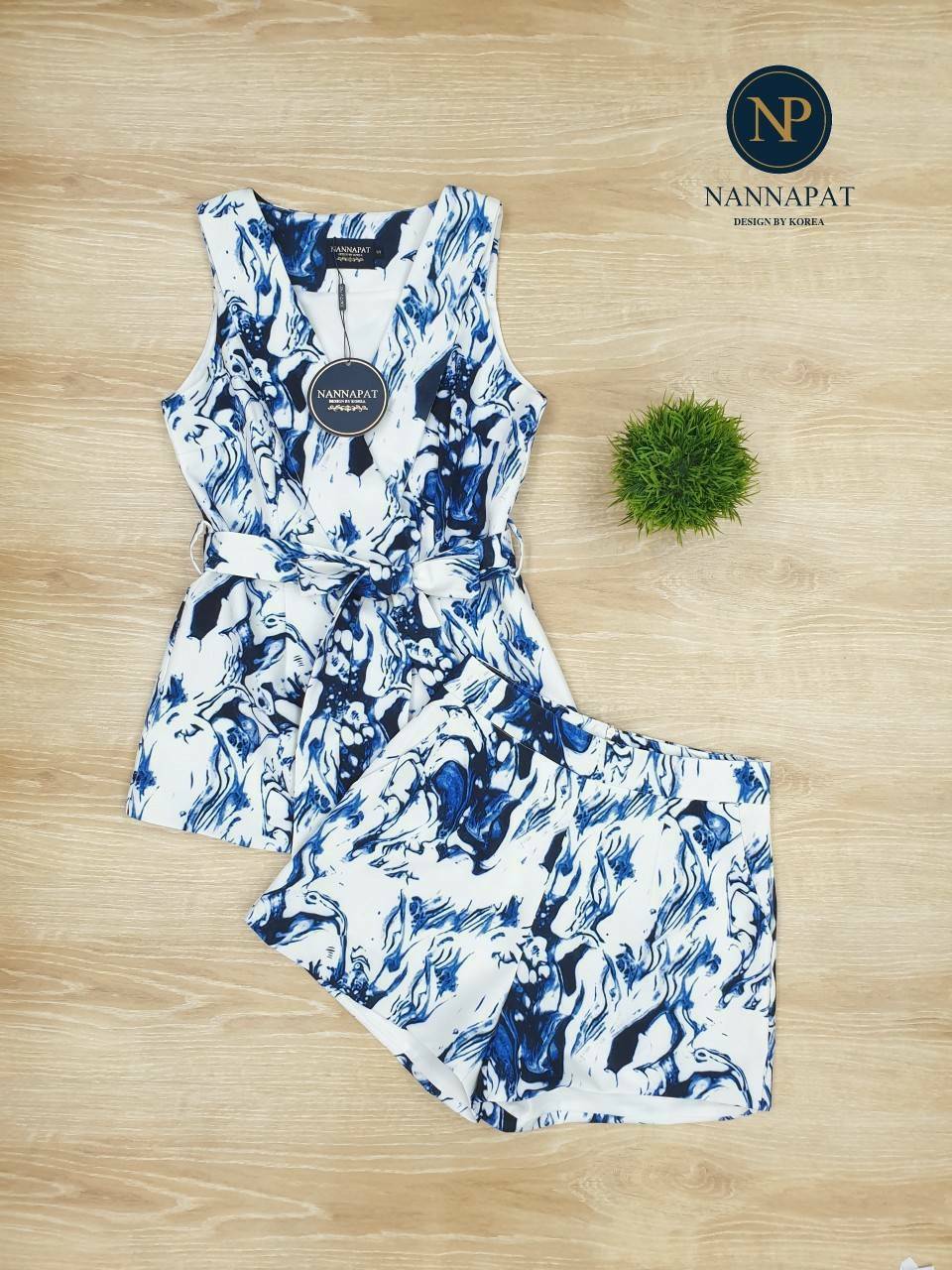 เสื้อแขนกุดกระดุมหน้า