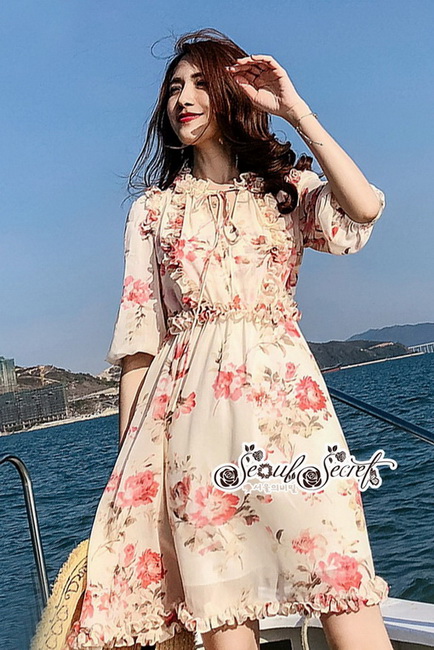 เดรสทรงคอวีสวยเซ็กซี่ๆ ช่วงอกแต่งเป็นระบาย