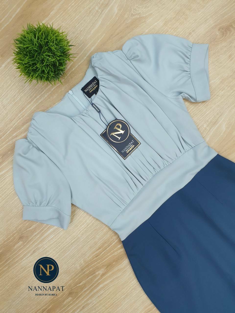 ชุดเดรสตัวกระโปรงผ่าหลัง