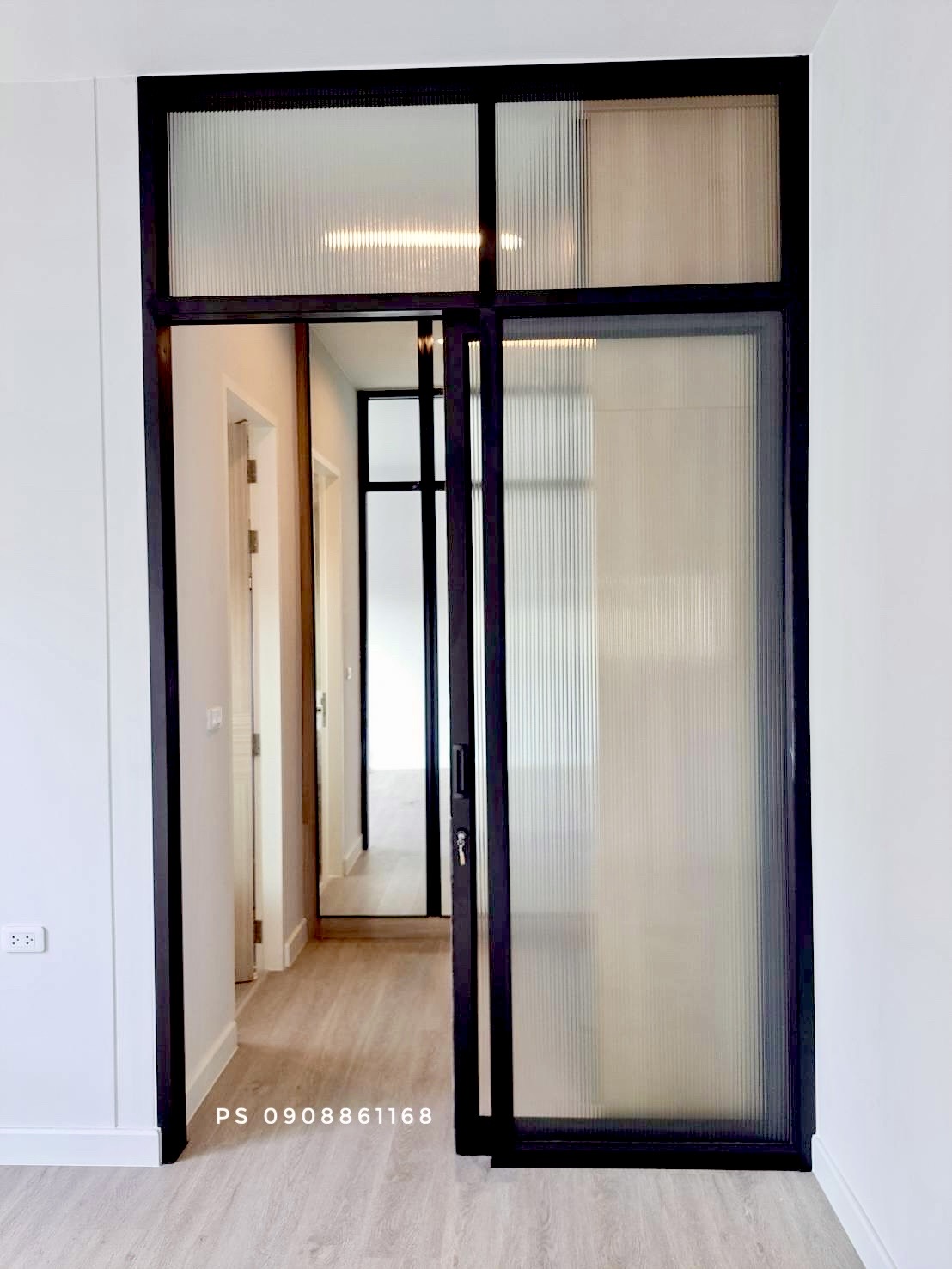 กั้นห้องwalkinclosetด้วยประตูบานเลื่อนแขวนอลูมิเนียมสีดำกระจกลอนแก้วสวยหรู